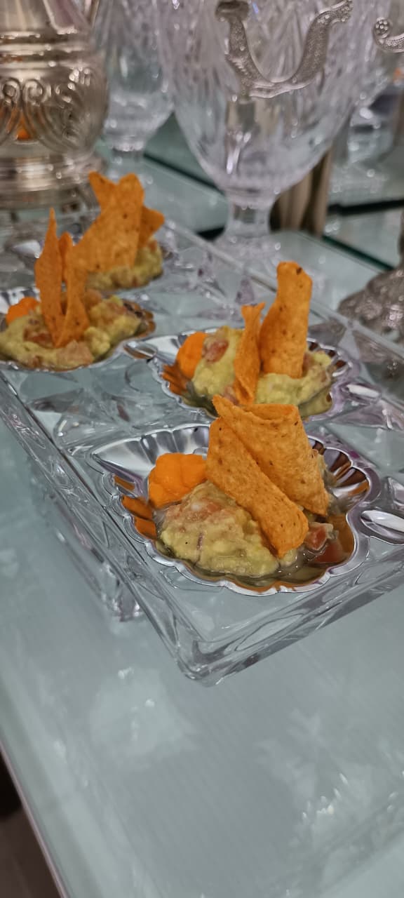 Bandeja de cristal com canapés e chips