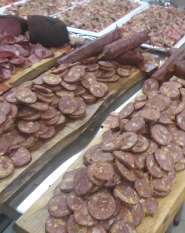 Salames fatiados em tábuas de madeira