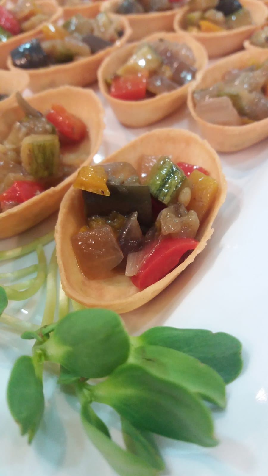Cestinhas recheadas com legumes salteados