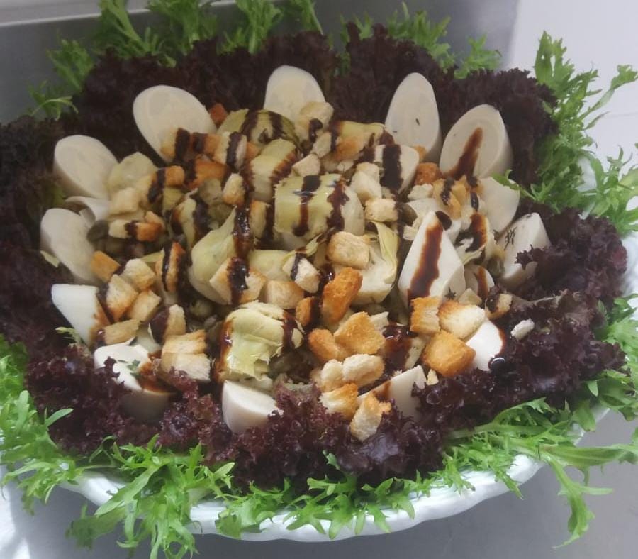 Salada decorada com croutons e melado