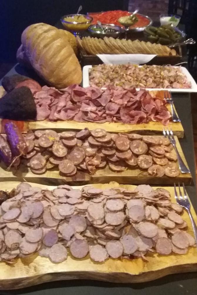 Tábuas de frios e salames no buffet