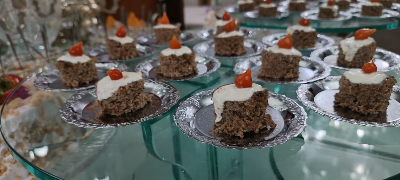 Fatias de bolo caseiro decoradas para o coquetel