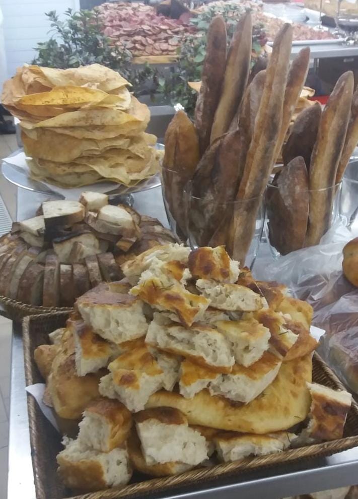 Pães artesanais e bisnagas no buffet