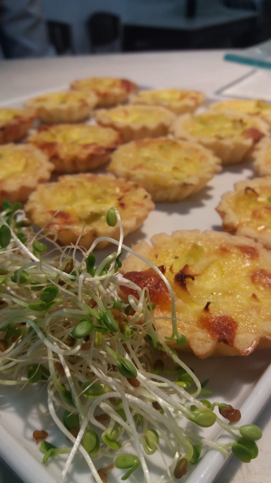 Quiches quentes com brotos frescos